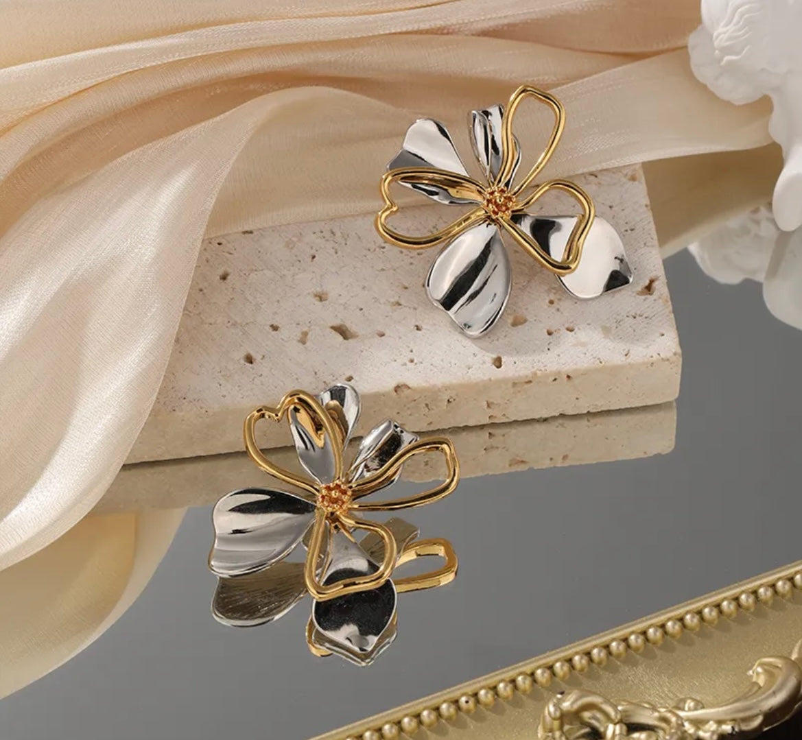 Gold/Silver flowers earrings